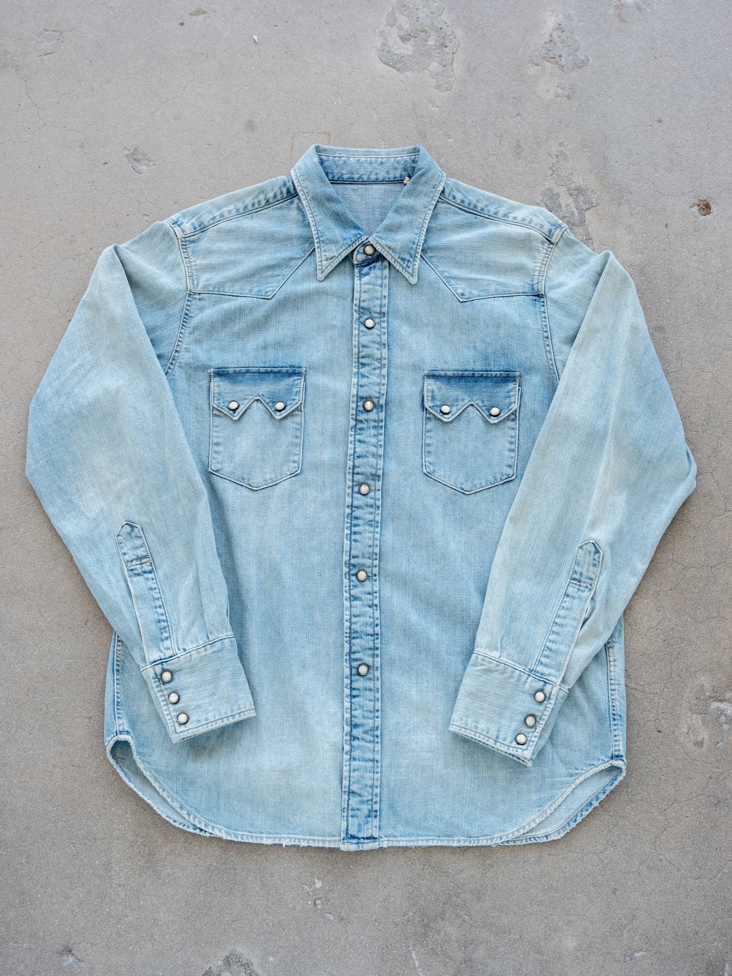 1990’s Unbranded Pearl Snap Sawtooth Faded Denim Shirt (Size Medium)