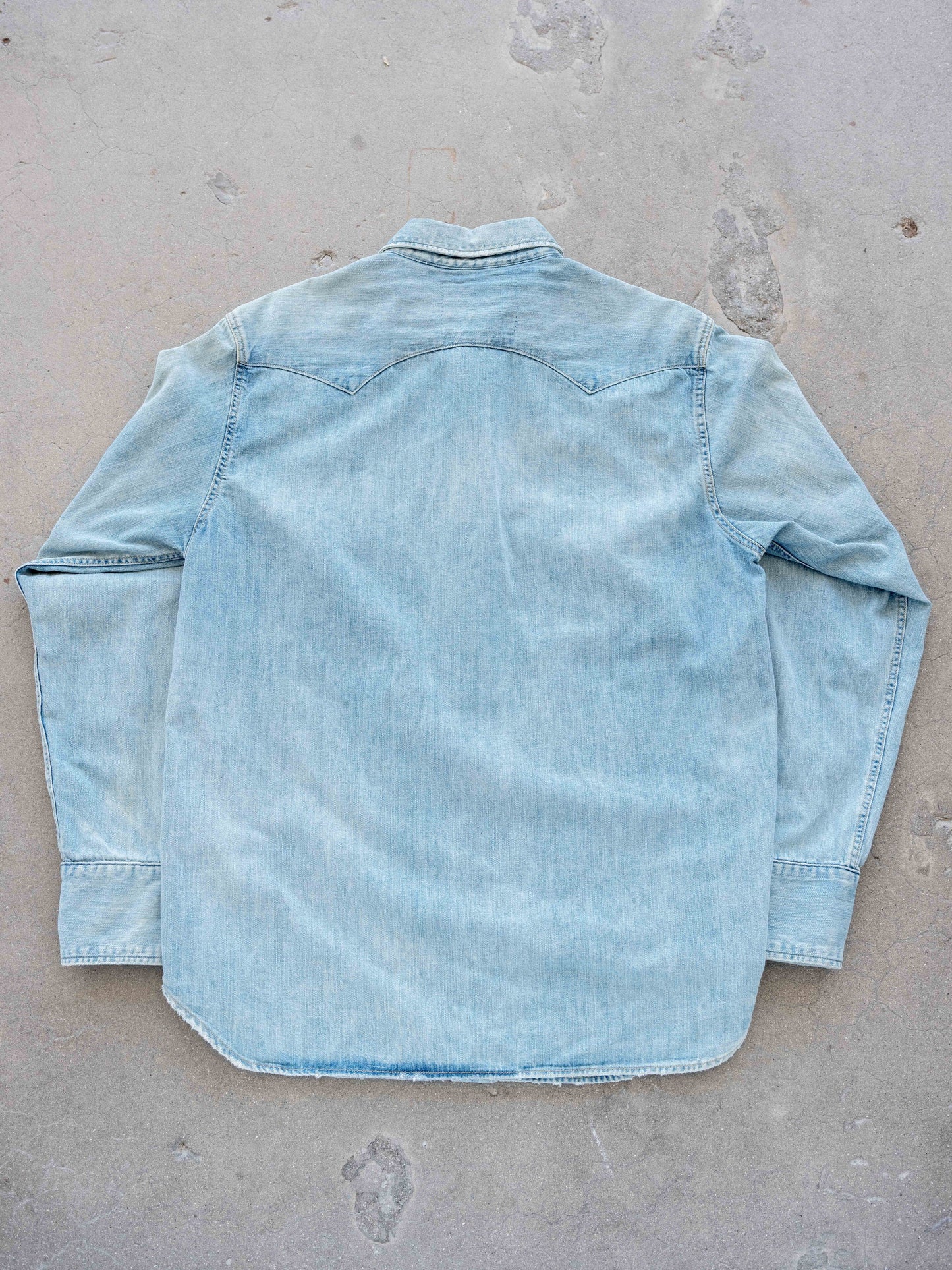 1990’s Unbranded Pearl Snap Sawtooth Faded Denim Shirt (Size Medium)