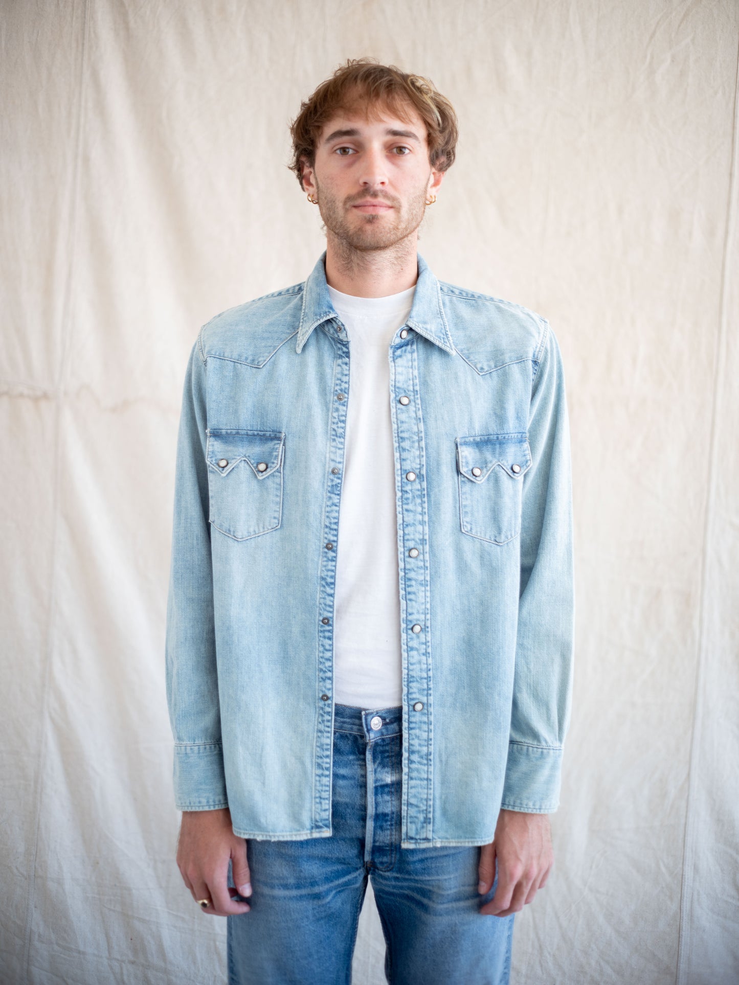 1990’s Unbranded Pearl Snap Sawtooth Faded Denim Shirt (Size Medium)