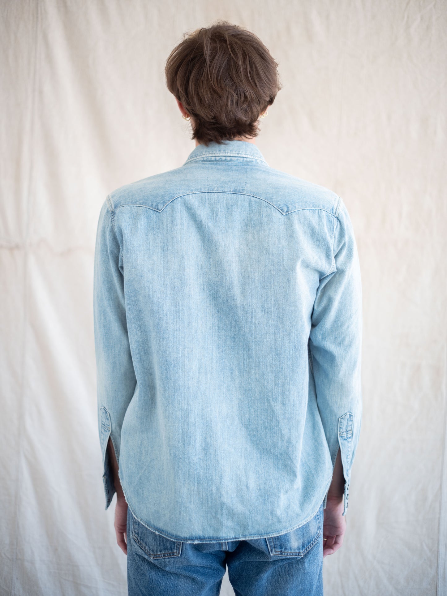 1990’s Unbranded Pearl Snap Sawtooth Faded Denim Shirt (Size Medium)